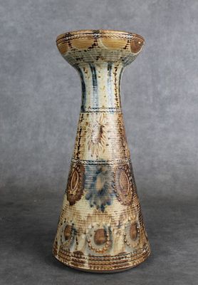 un petit vase posé sur une table