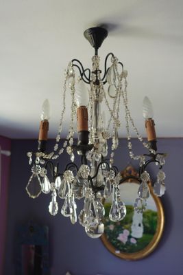 un lustre suspendu au plafond d'une pièce