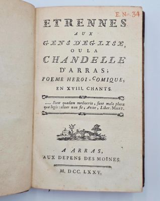 un livre ouvert sur lequel figure l'image d'un homme à cheval