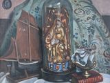 une peinture représentant une statue dans un bocal en verre posé sur une table