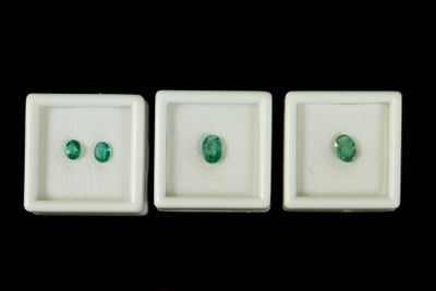 EMERAUDE. Lot de 4 émeraudes en taille ovale, totalisant 2.