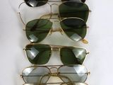 cinq paires de lunettes de soleil accrochées au mur