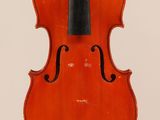 un vieux violon avec un archet accroché à son dos