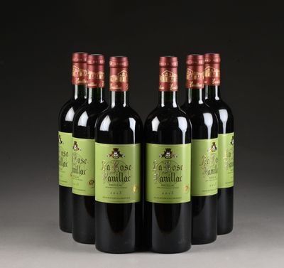 quatre bouteilles de vin rouge sont alignées