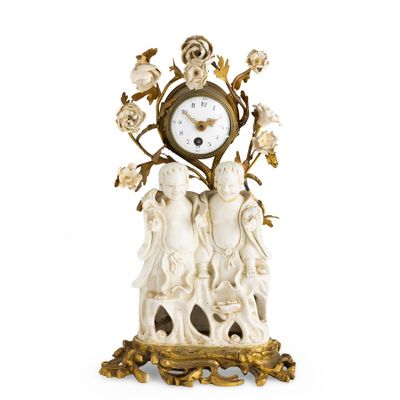 Pendule EN Porcelaine Blanche ET Bronze Dore, Chinoiserie, F…