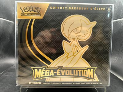 un gros plan sur une boîte de cartes à collectionner Pokémon posée sur une table