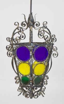 un gros plan d'un luminaire en métal orné de verre coloré