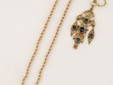 un ensemble composé d'un collier et de boucles d'oreilles en or, serti de pierres bleues