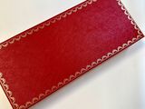 une boîte rouge vide posée sur une table blanche