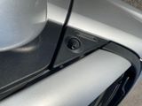 un gros plan sur la poignée d'une portière de voiture