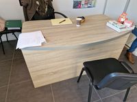 Bureau en mélaminé clair à caisson intégré à trois tiroirs e… (photo 2)