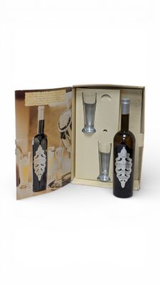 une bouteille de vin et un verre dans un coffret