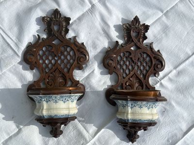 deux appliques murales posées sur un tissu blanc