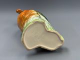 un petit vase muni d'une anse en forme de cœur