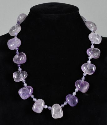 Collier Améthystes. Collier de perles et de cabochons d'amét…