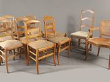 beaucoup de chaises alignées en cercle