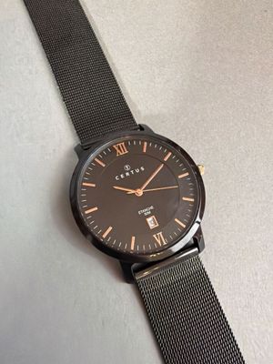 une image d'un gros plan d'une montre-bracelet sur une table
