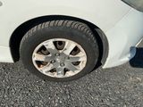 un gros plan d'un pneu sur une voiture blanche
