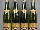 trois bouteilles de vin sont alignées sur une table