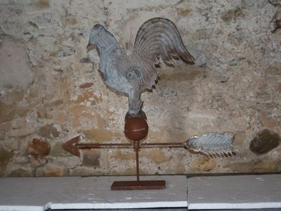 une image représentant une girouette sur laquelle figure un coq
