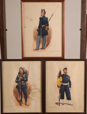 trois photos encadrées représentant des hommes en uniforme militaire accrochées au mur
