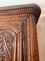 Armoire en bois naturel ouvrant à deux vantaux à riche décor… (photo 6)
