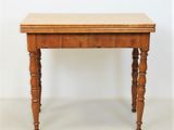 une image d'une petite table avec un plateau en bois