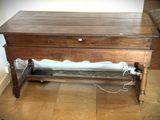 une table en bois surmontée d'un tiroir