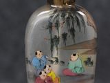 une fiole à tabac en verre ornée d'une peinture
