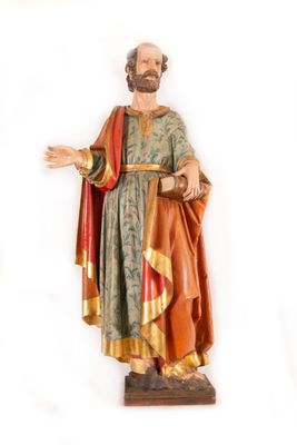 statue d'un homme barbu vêtu d'une robe, sur fond blanc