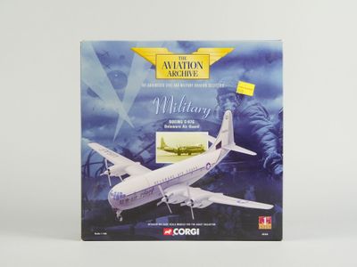 une image représentant une maquette d'avion blanc posée sur une surface blanche