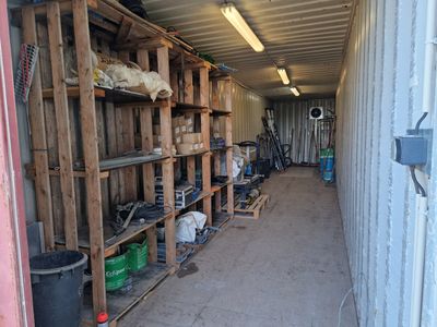 un espace de rangement contenant de nombreux objets