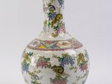 un vase blanc orné de fleurs et d'oiseaux