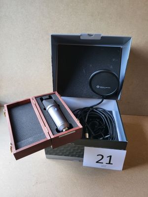 une boîte contenant un micro, posée sur une table