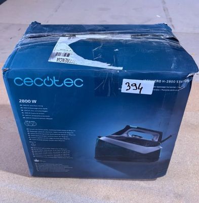 une boîte sur laquelle est posé un fer noir