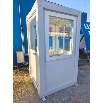 des toilettes portables blanches posées devant un mur bleu