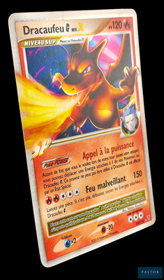 La carte Pokémon est ornée d'une flamme rouge et jaune.