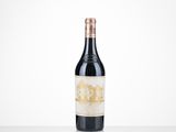 une bouteille de vin rouge posée sur une table
