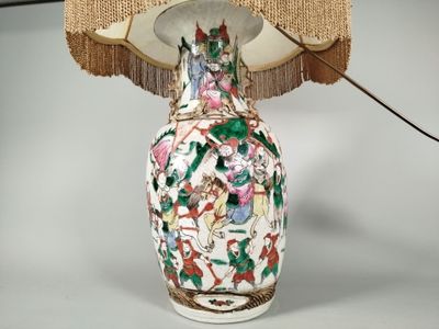 une lampe de table surmontée d'un abat-jour