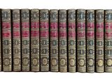 une rangée de vieux livres empilés les uns sur les autres
