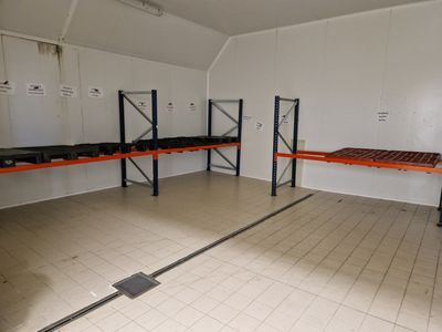 une photo d'une pièce comportant de nombreuses étagères