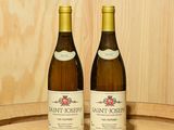 deux bouteilles de vin posées sur un tonneau