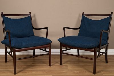 paire de fauteuils de salon danois du milieu du siècle, avec des coussins rembourrés bleus