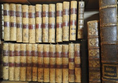 beaucoup de vieux livres sur une étagère dans une pièce
