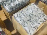 de nombreux cartons qui ont été emballés et empilés les uns sur les autres