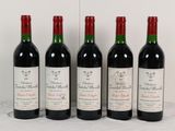 quatre bouteilles de vin sont alignées sur une table