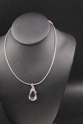 Collier plaqué argent avec un pendentif en forme de larme sur un mannequin