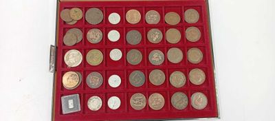 une boîte rouge contenant beaucoup de pièces de monnaie