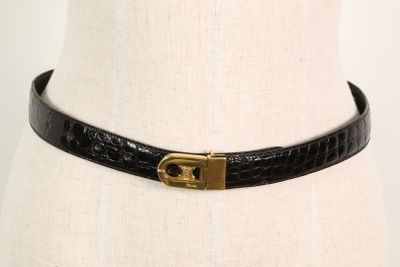 ceinture en cuir noir avec boucle dorée sur mannequin mannequin mannequin mannequin mannequin mannequin mannequin mannequin mannequin mann