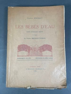 un vieux livre posé sur une table recouverte d'une nappe bleue